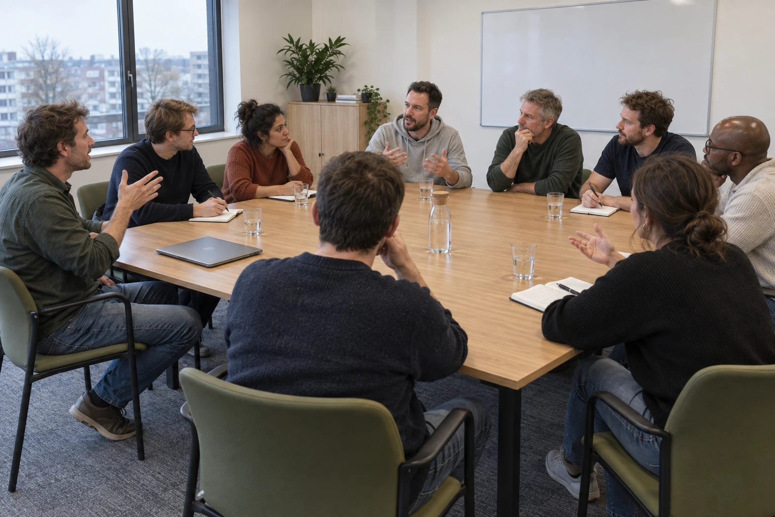 Deelnemers in gesprek aan de rondetafel